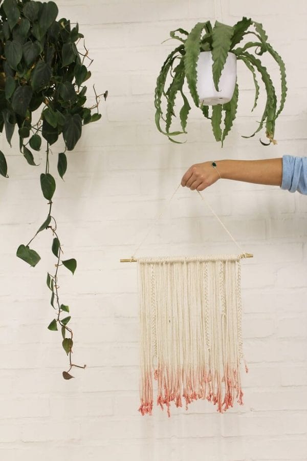 diy plaited wall - 12 Beautiful DIY Modern Yarn Hanging