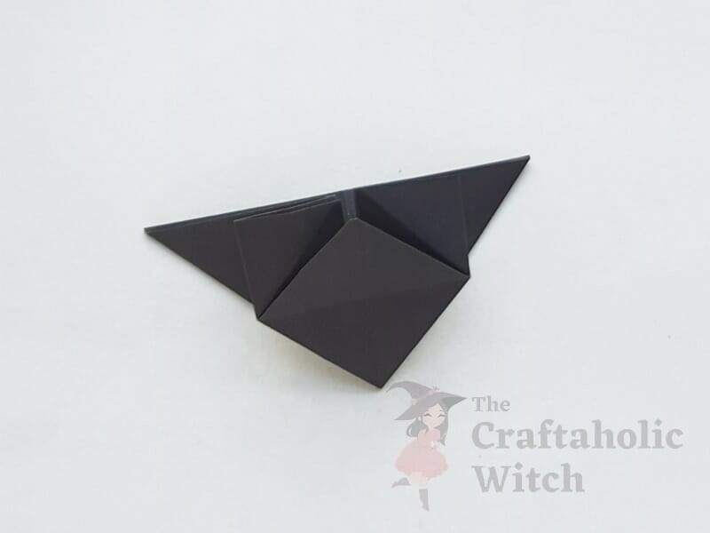  pliez vers le haut et l'extrémité inférieure de la chauve-souris en origami 
